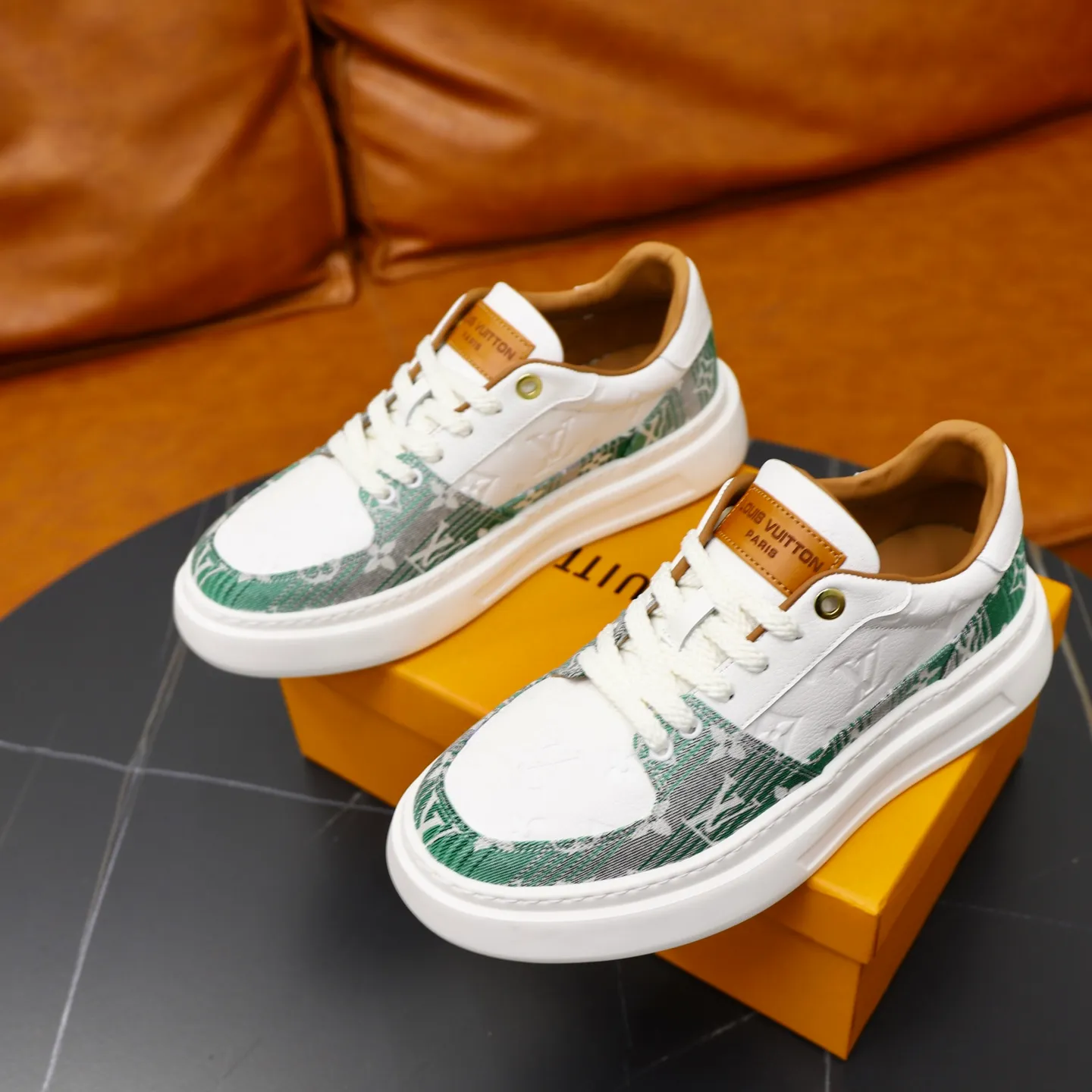 Ex-factory price: 480💰🙅‍♂️🙅‍♂️🙅‍♂️ Brand: LV Louis Vuitton Standard code: 38-44 (45 customized) Grade: Same as the official website Material: Original fabric Comfortable cowhide lining Increased lightness, wear-resistant and soft outsole Style category: Men's fashionable casual shoes Running sneakers Distinguished luxury brand elements Top luxury Color: actual picture color